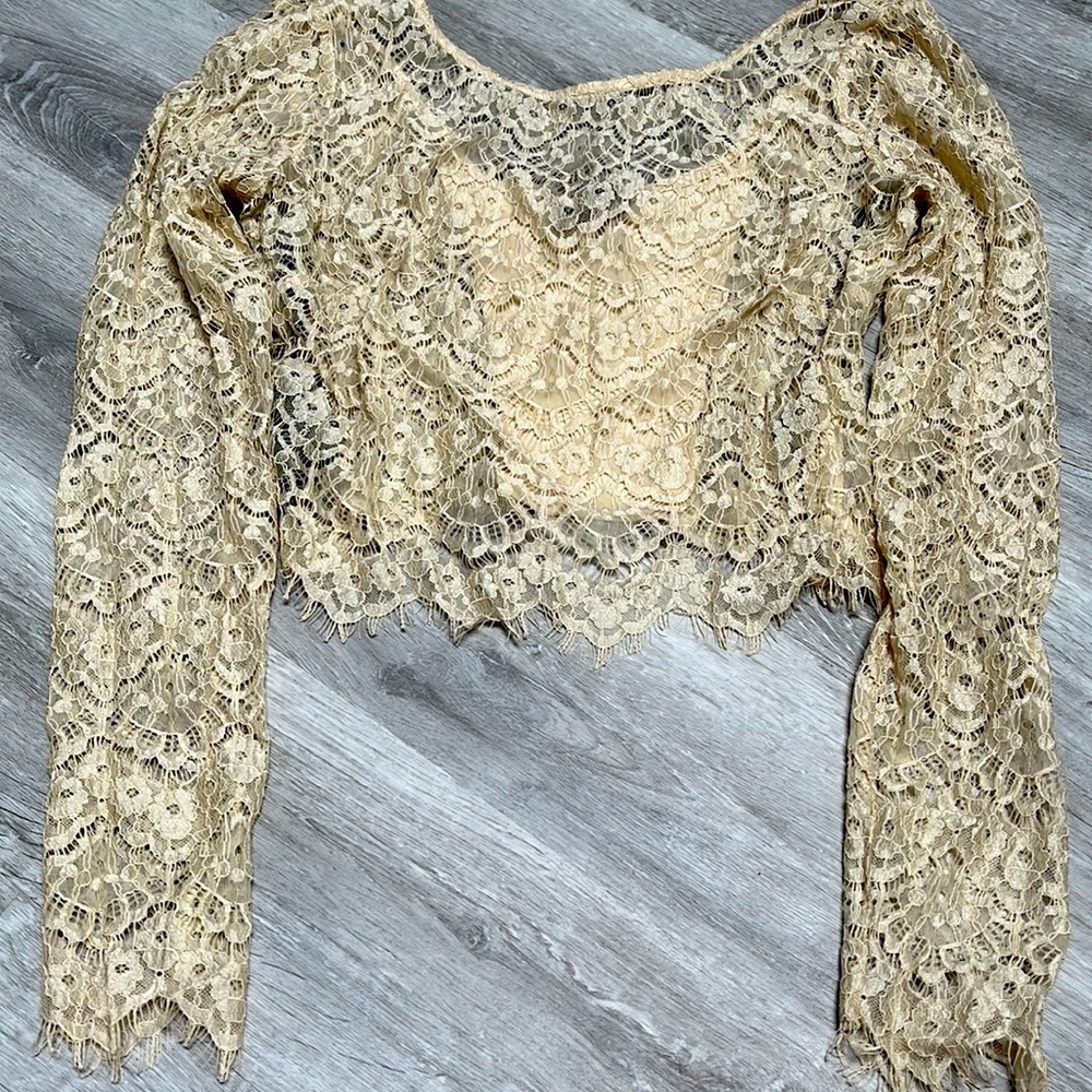 Lace Bebe crop top fitted / still has tags never worn / long sleeve